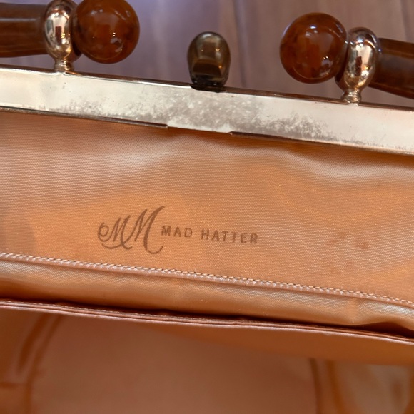 Highly collectible vintage 1950s fuschia felt purse with Bakelite handle. - Picture 5 of 6